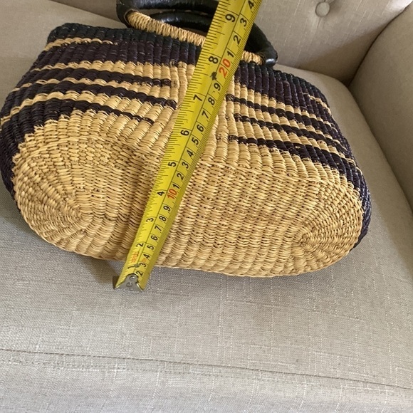 Straw bag leather vintage cottage boho basket from Ghana in Natural and navy - Picture 10 of 11
